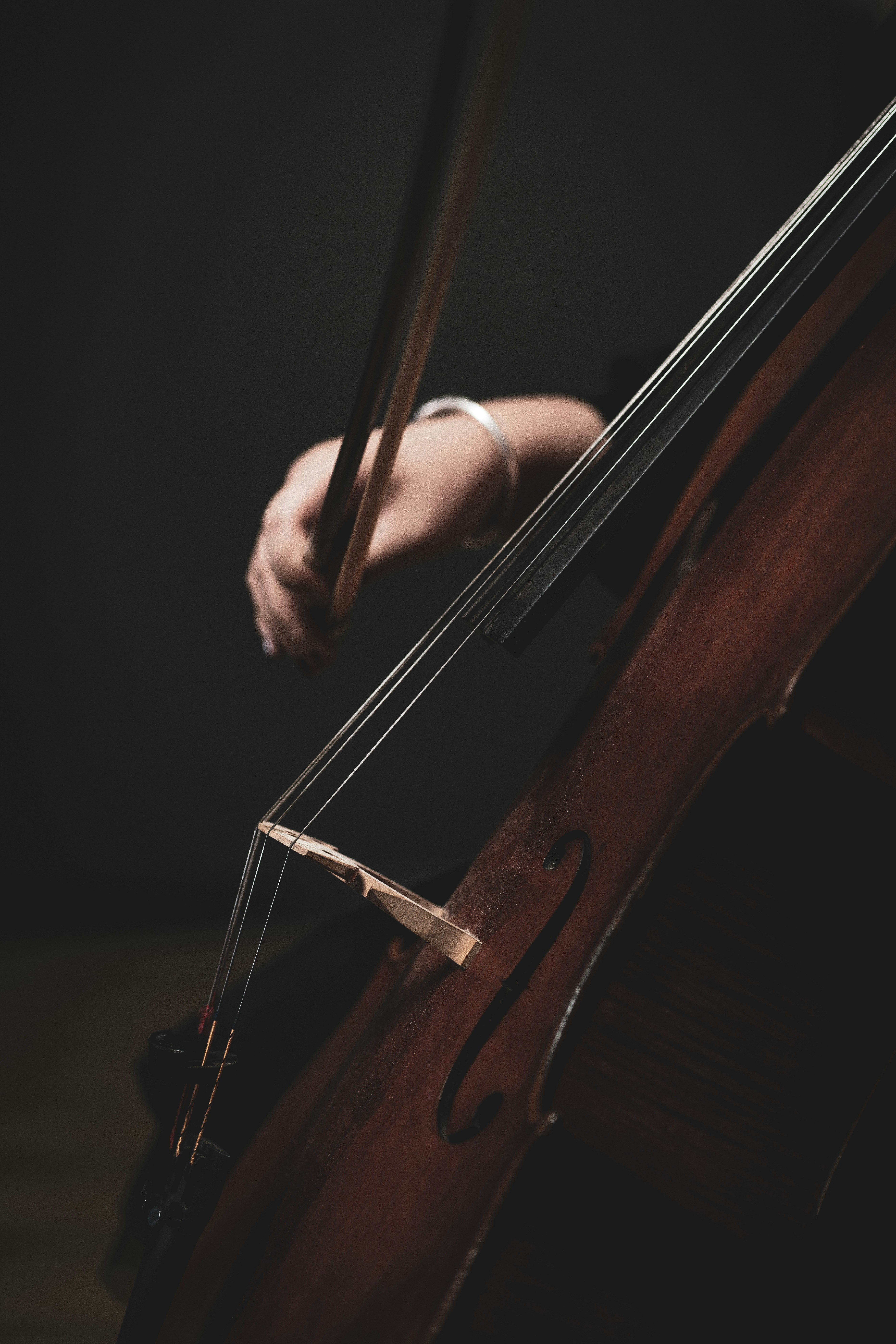 Gros plan d'une personne jouant du violoncelle